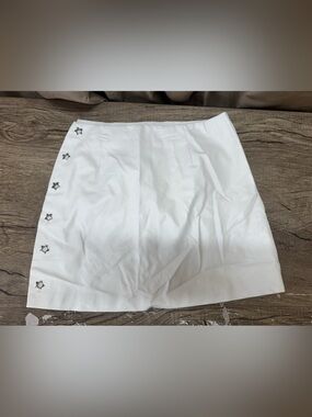 H:OURS white faux leather white mini skirt with star grommets size large NWT